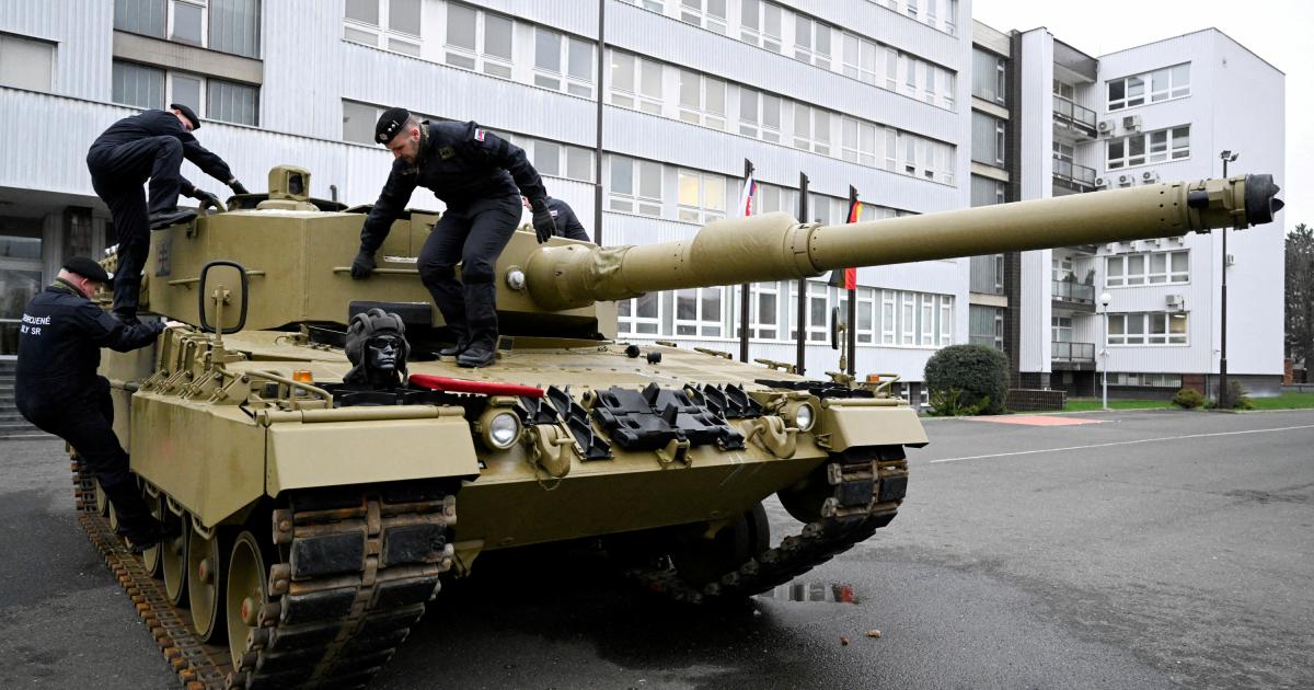 Operarios revisan un tanque alemán Leopard enviado a Eslovaquia en el marco de un acuerdo de compensación, ya que Bratislava suministró antiguos carros de combate a Ucrania.