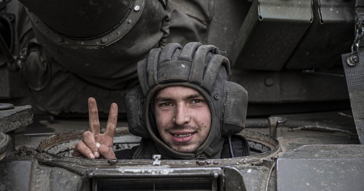Un soldado ucraniano hace el signo de la victoria desde su vehículo en el frente de Jersón, el pasado noviembre.