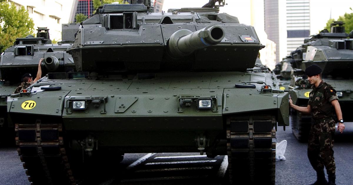 Una unidad de un tanque Leopard 2, durante el desfile del 12 de octubre de 2009.
