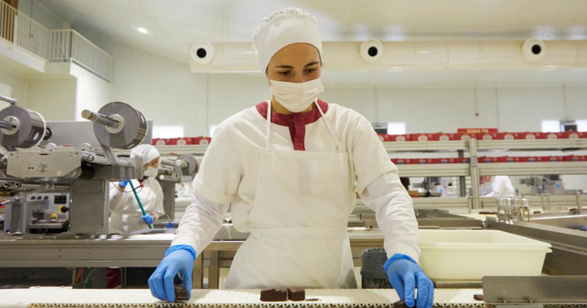 Una trabajadora en la línea de producción de una fábrica de polvorones en Sevilla en noviembre de 2022.