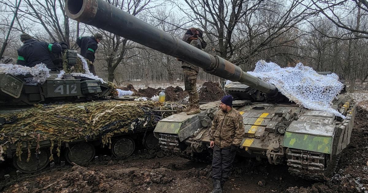 Militares ucranianos sobre sus tanques cerca de la ciudad de Bajmut, en la línea del frente, en la región de Donetsk.