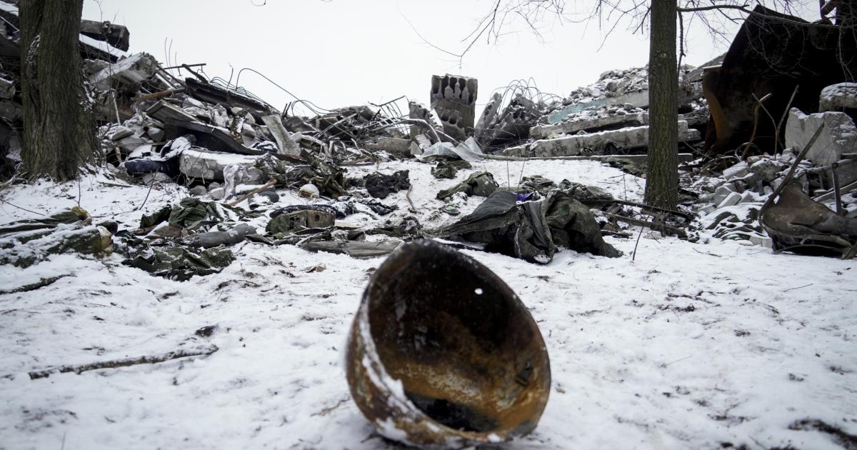 Los escombros en el despliegue temporal de las Fuerzas Armadas Rusas cerca de Makiivka, Ucrania.