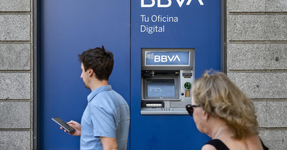 Un cajero de BBVA, en una sucursal de Madrid.