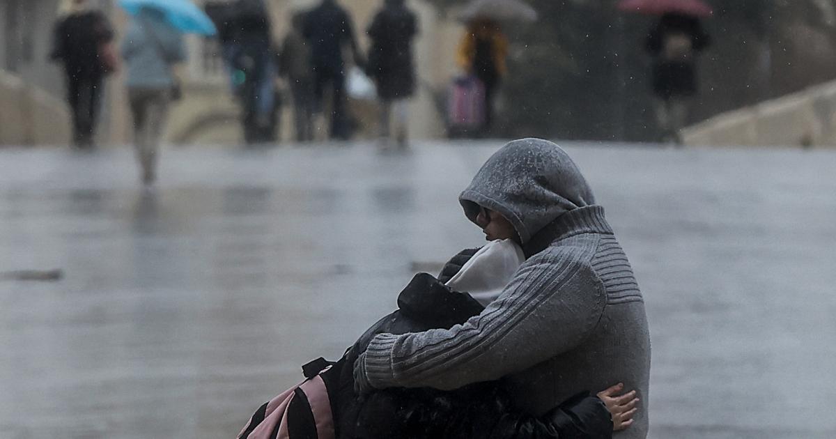 Una pareja se abraza mientras llueve, este lunes, en Valencia.