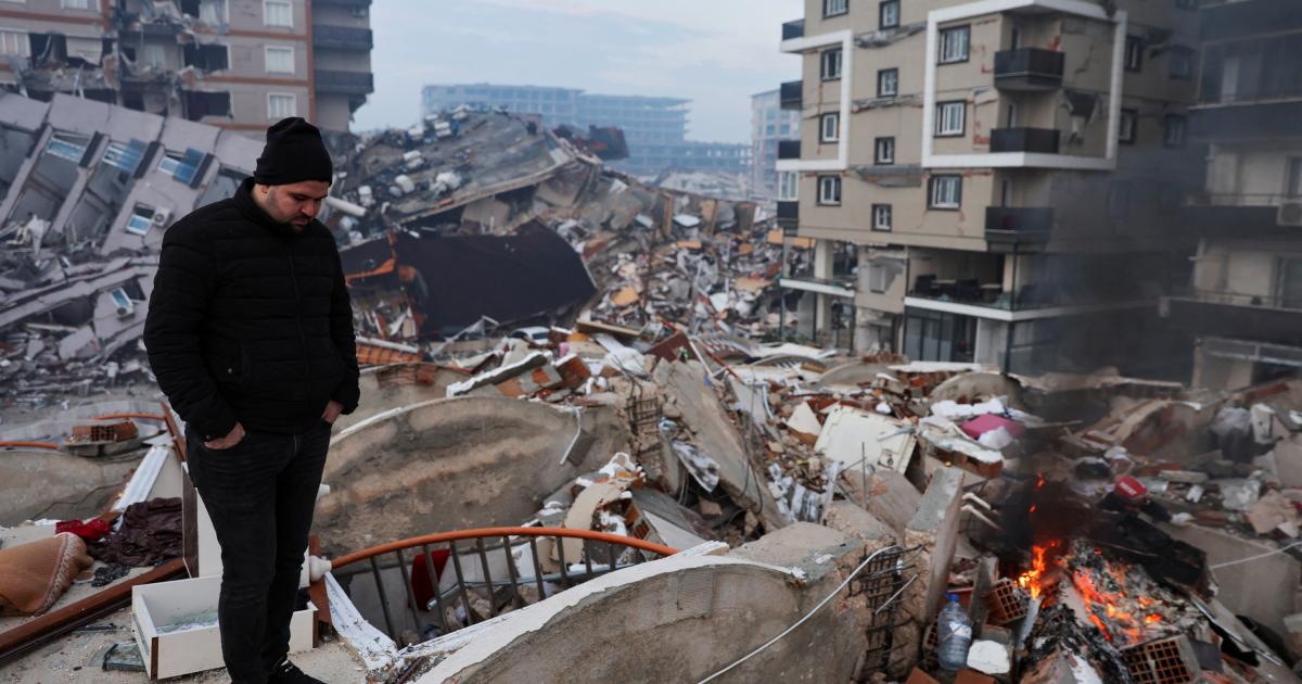 Un hombre, ante las ruinas de edificios destruidos por el terremoto en la localidad turca de Hatay.