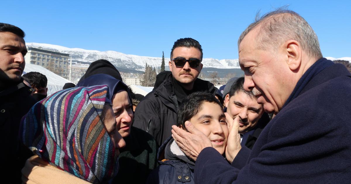 Recep Tayyip Erdogan saluda a unos supervivientes del terremoto, el pasado 8 de febrero, en Kahramanmaras (Turquía), a 40 kilómetros del epicentro.