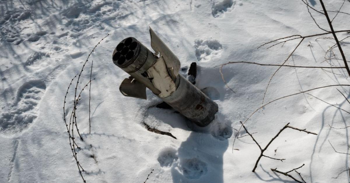 Restos de un misil caído sobre la superficie nevada de Donetsk, en el este de Ucrania