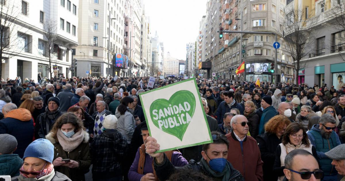 Manifestantes este domingo durante la protesta masiva en defensa de la sanidad pública en Madrid.