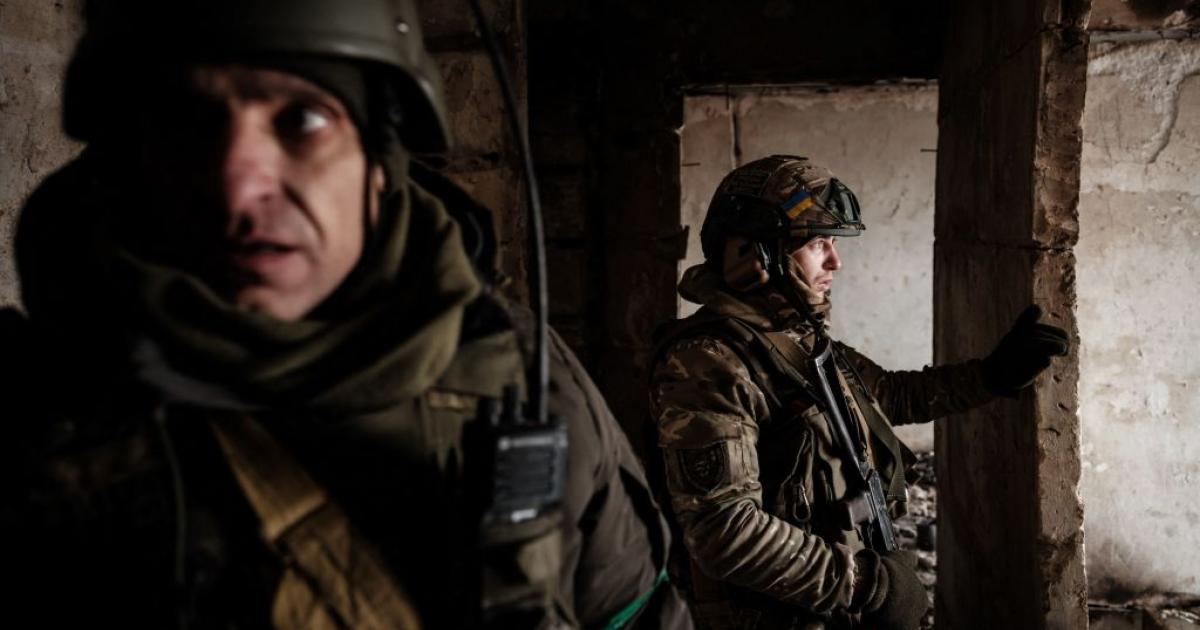 Soldados ucranianos en Bajmut, localidad que concentra los combates más duros del frente, el pasado 9 de febrero.