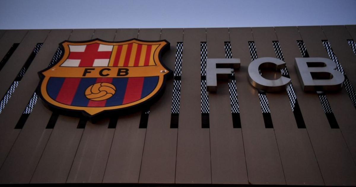 Escudo del FC Barcelona en una de las fachadas dle Camp Nou