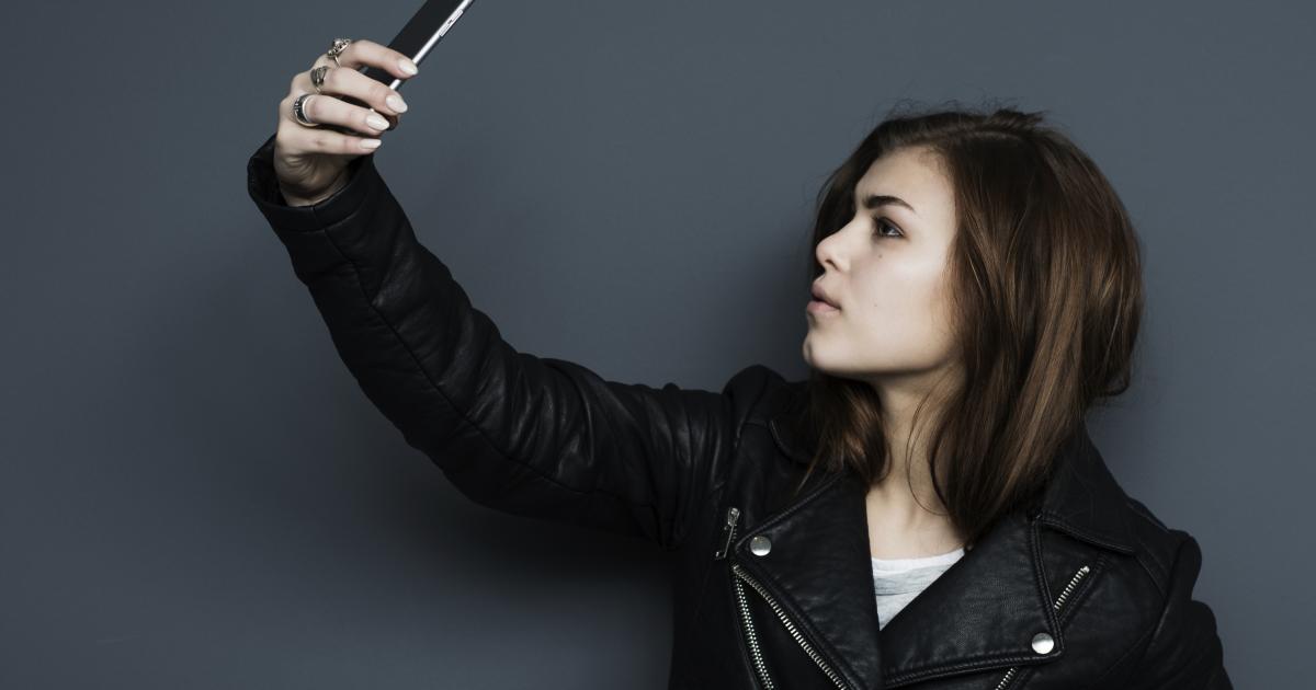 Una mujer tomándose un selfi con un iPhone, en una imagen de archivo.