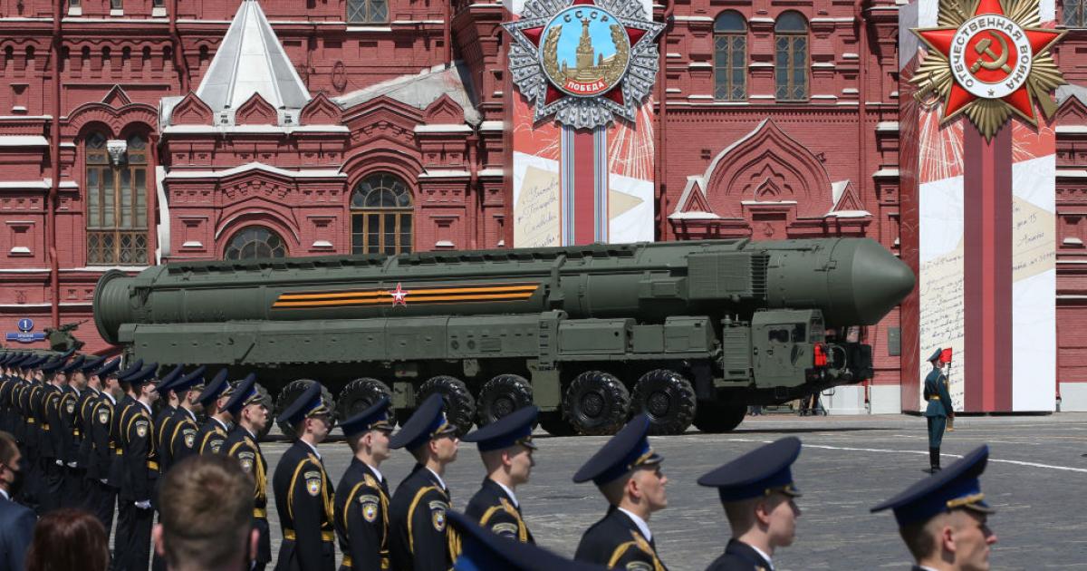 Un misil nuclear del arsenal ruso durante un desfile en la Plaza Roja de Moscú en junio de 2020.
