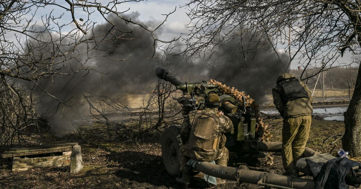 Los militares ucranianos disparan hacia las posiciones rusas, cerca de la ciudad de Bajmut.