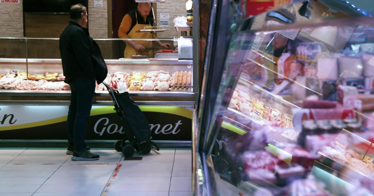 Un hombre hace la compra en un supermercado en España