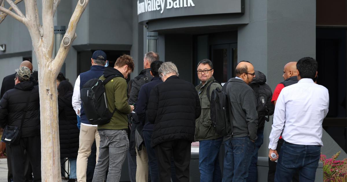 Persons esperando para sacar dinero del Silicon Valley Bank.