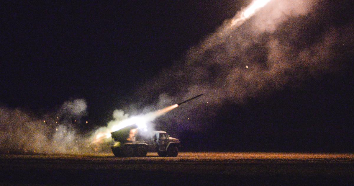 Un soldado ucraniano lanza un cohete Grad contra separatistas afines a Rusia en Debaltseve, en el este de Ucrania.
