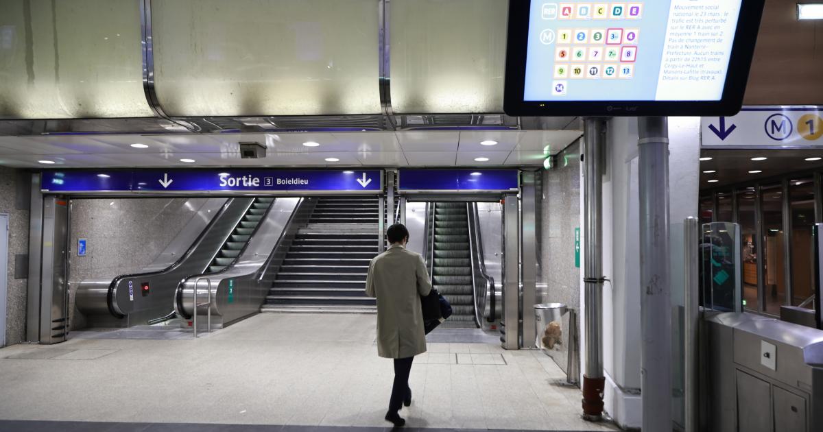 Un pasajero del metro, en la estación parisina de La Defense, vacía a causa de la huelga de este jueves.