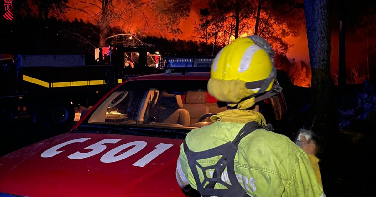 Bomberos de la Comunidad Valenciana trabajan en la extinción del incendio