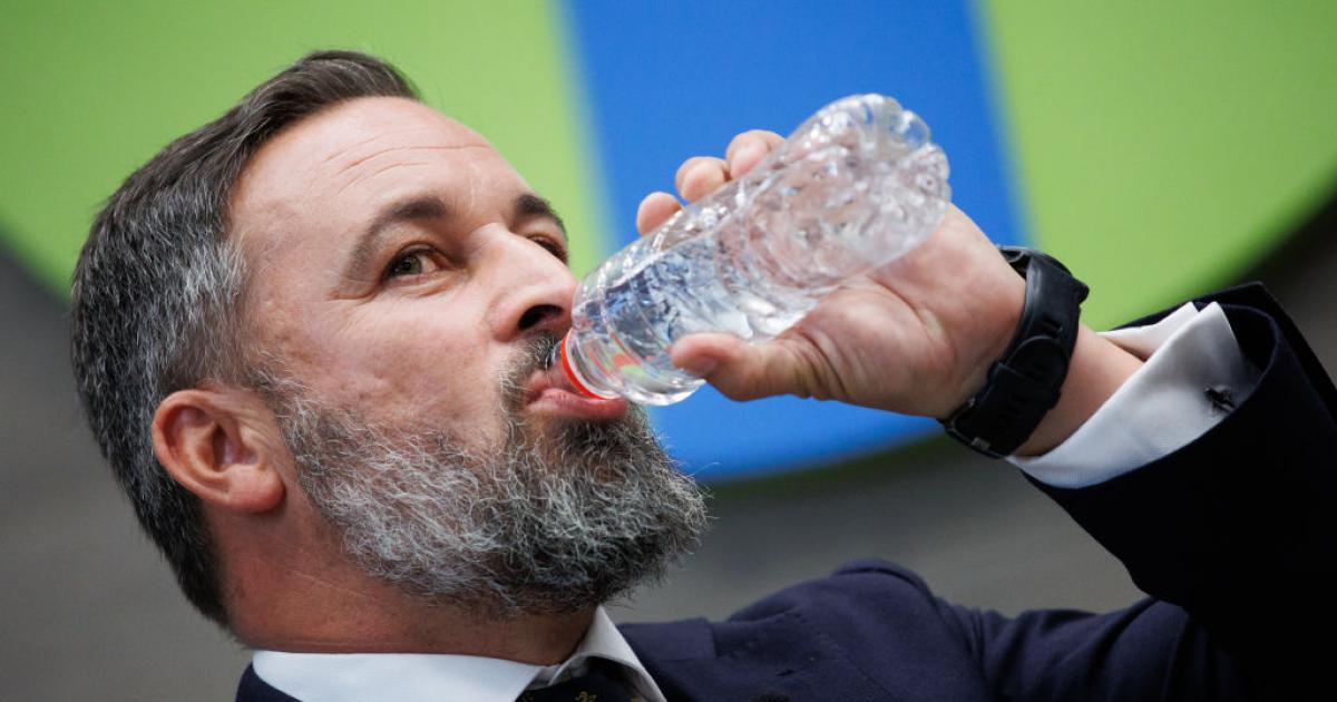 El presidente de Vox, Santiago Abascal, bebiendo agua.