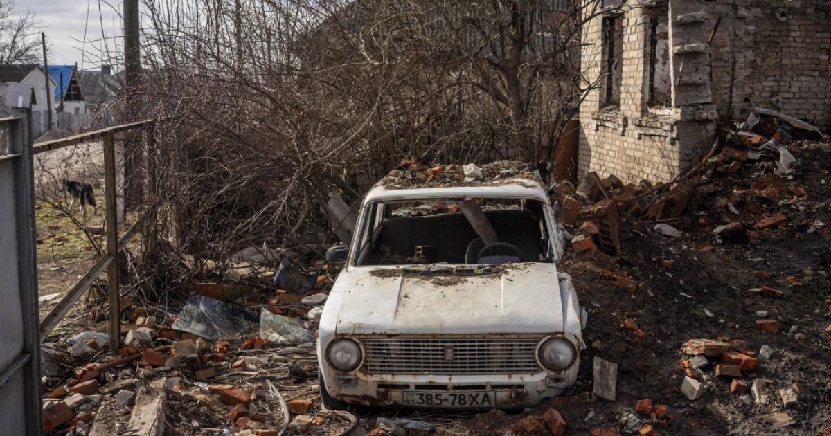 Áreas dañadas en la carretera E101 entre Járkov y Belgorod, mientras continúa la guerra.