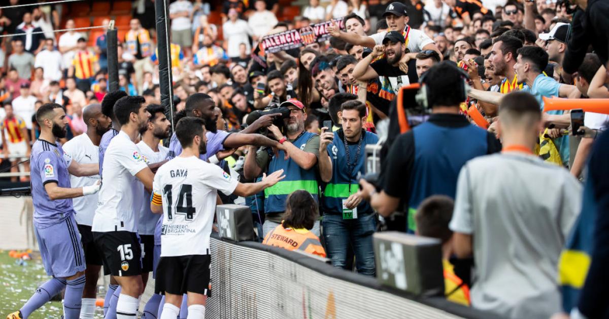 Vinicius y varios jugadores del Valencia señalan a varios aficionados que habrían proferido insultos racistas contra el brasileño.