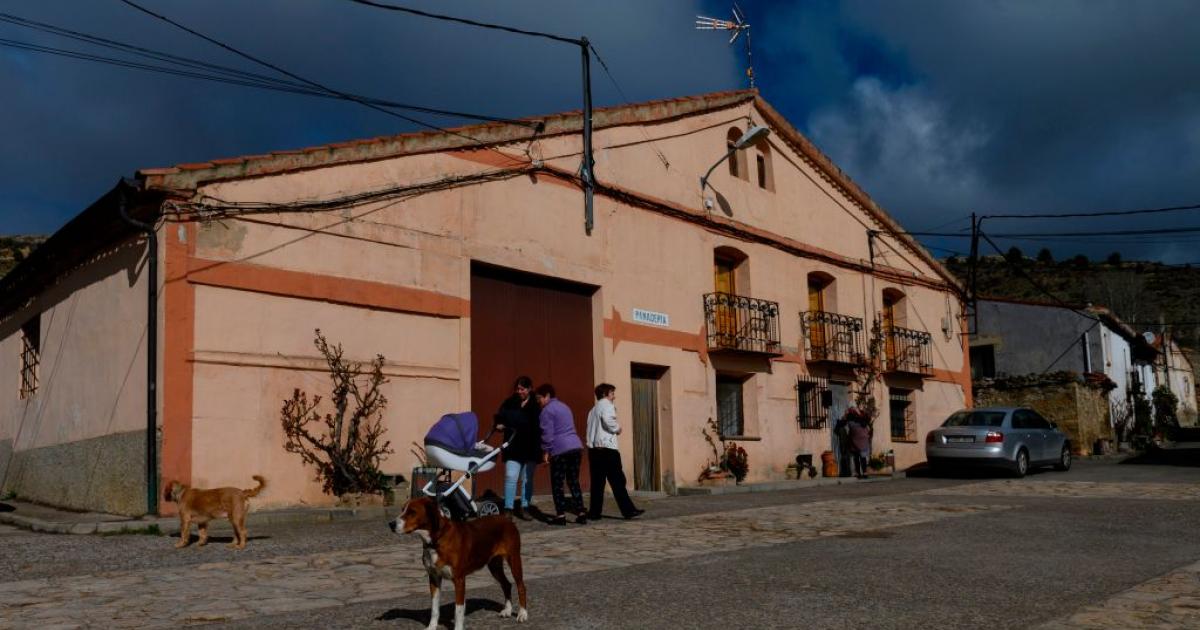 Varios vecinos de un pueblo de Teruel, en una jornada electoral