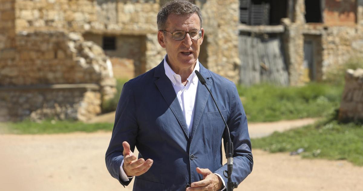 El presidente del PP, Alberto Núñez Feijóo, ha reivindicado este sábado la importancia de la política de proximidad y su compromiso con la España rural con su presencia en la constitución del Ayuntamiento de Celadas.