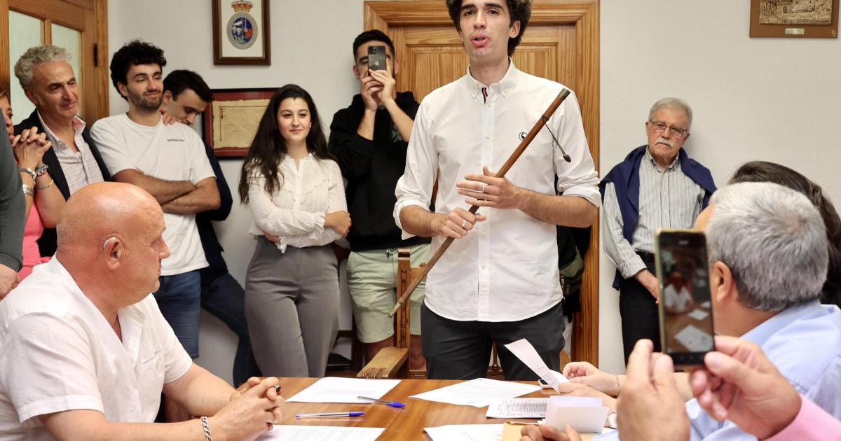 Ismael Maestro, el candidato municipal más joven de La Rioja, ha sido el primero en tomar posesión de su cargo como alcalde de San Millán de la Cogolla, apenas un minuto pasada la medianoche de este viernes.