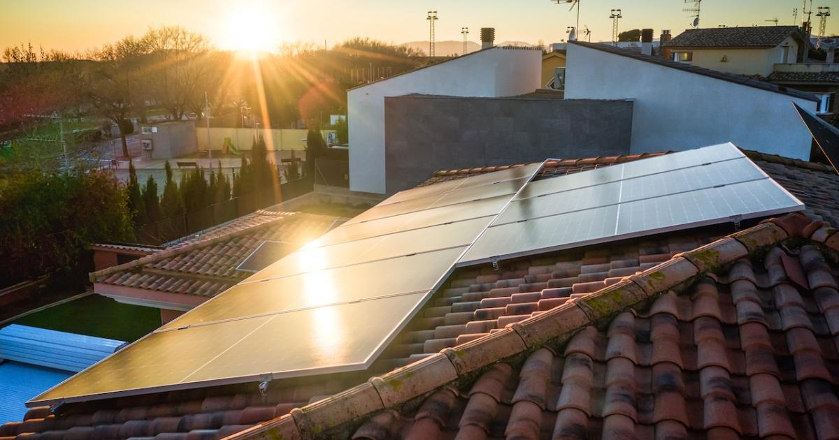 Paneles solares instalados en una vivienda en España