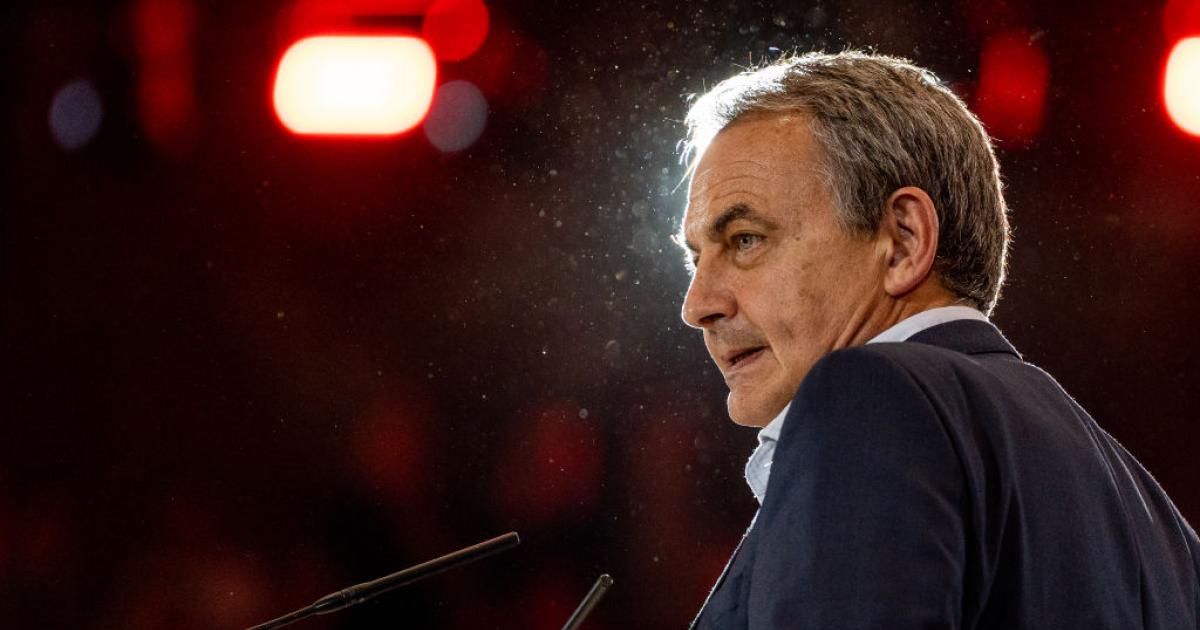 El expresidente José Luis Rodríguez Zapatero durante el mitin de cierre de campaña de las elecciones municipales y autonómicas en Barcelona el 26 de mayo.