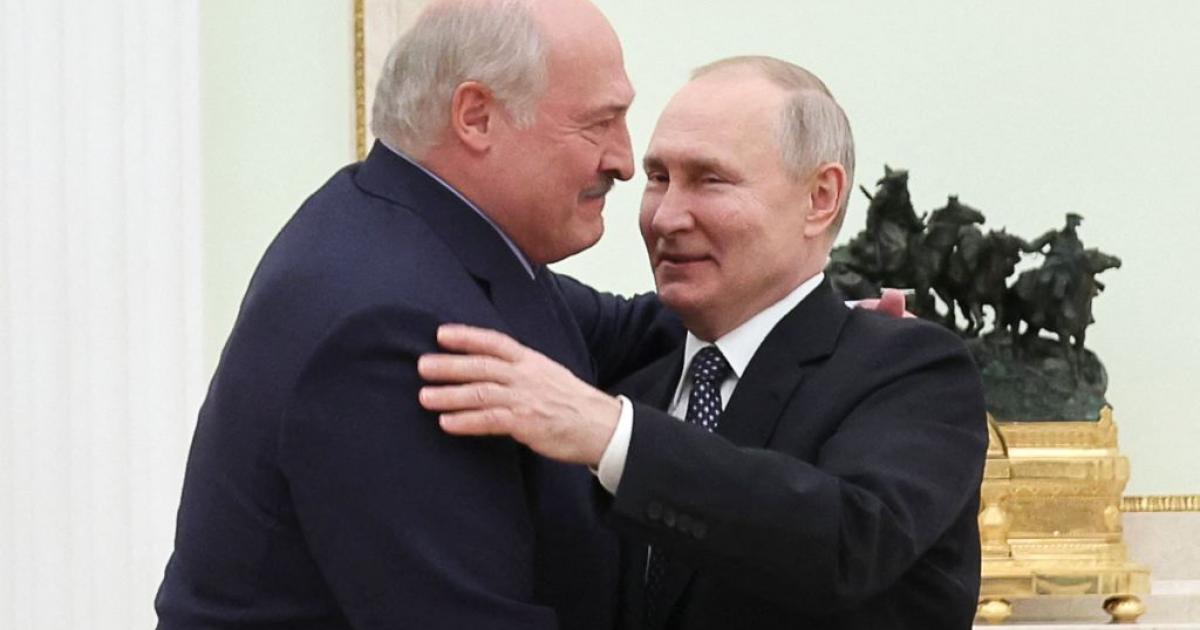 Lukashenko y Putin, abrazados en una imagen repetida mil veces