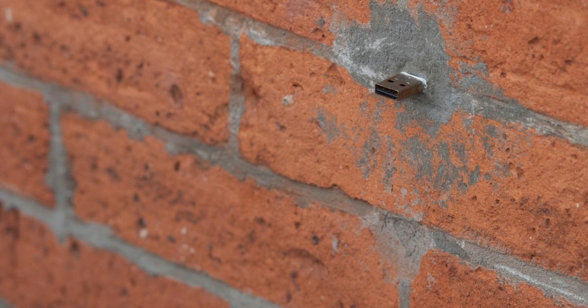 Un puerto USB incrustado en la pared de un edificio en Nueva York.