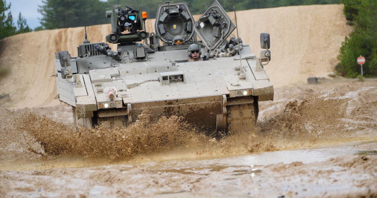 Un tanque Ajax Ares operado en el campo de entrenamientos británico de Bovington Camp, durante la visita del ministro de Defensa, Ben Wallace.