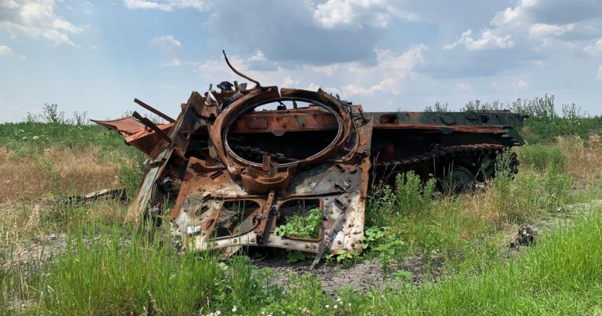 Un tanque destruido en las inmediaciones de Jersón (sur de Ucrania).