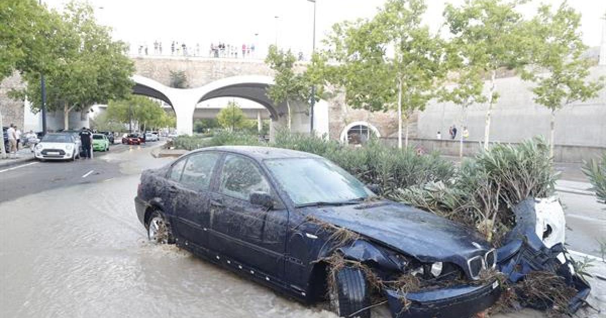 Destrozos tras la tormenta de este jueves en Zaragoza.