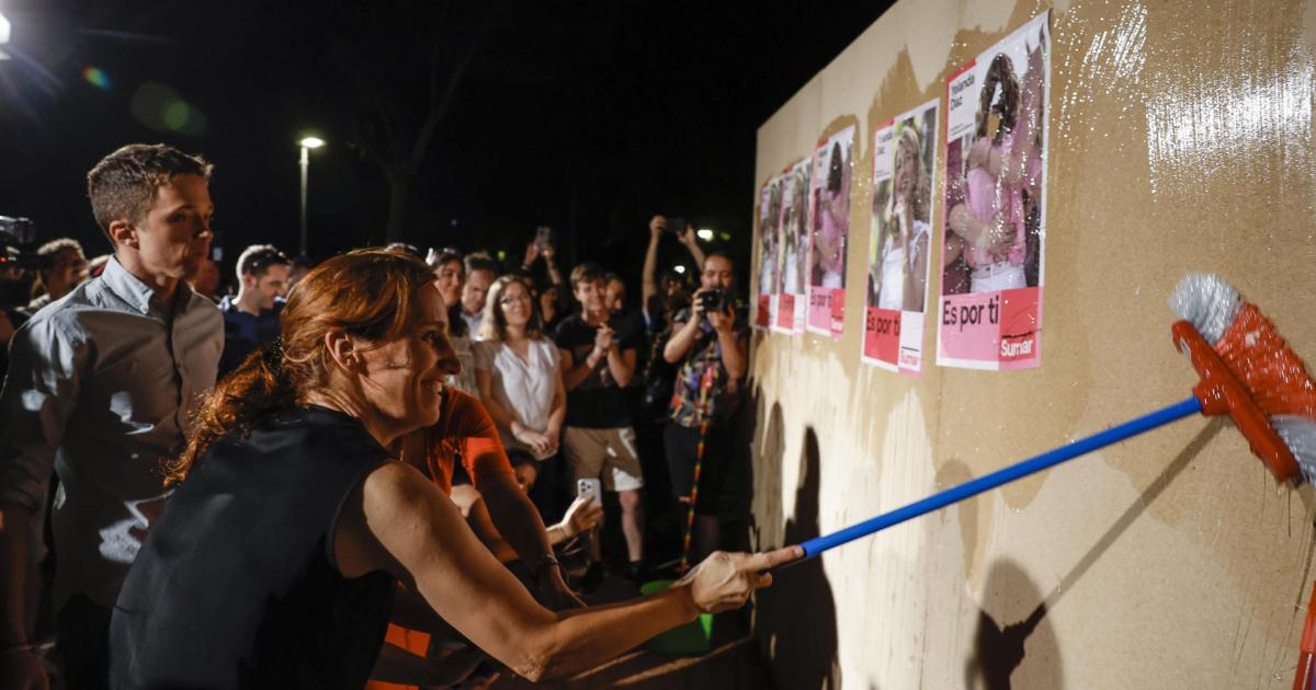 Pegada de carteles de Sumar al filo de la medianoche en Madrid, el 7 de julio de 2023.
