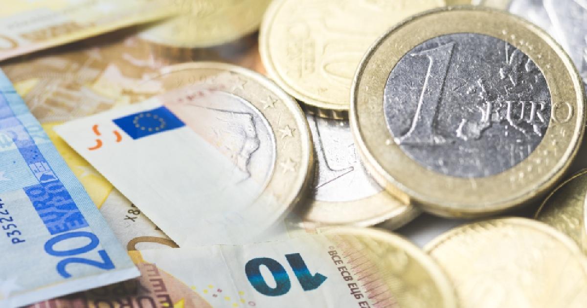 Imagen de varios billetes y monedas de euro