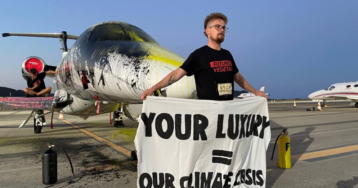 Activistas de Futuro Vegetal realizan una acción reivindicativa pintando un jet en Ibiza.