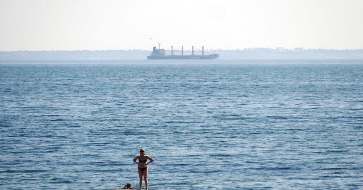 El último barco con grano de Ucrania que parte del puerto de Odesa después de que Rusia anunciase al suspensión del acuerdo.