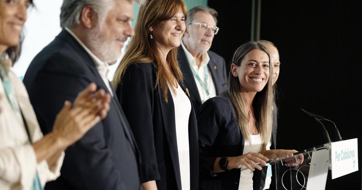 La cabeza de lista de Junts, Miriam Nogueras, comparece rodeada de sus compañeros de partido para valorar los resultados de las elecciones generales.