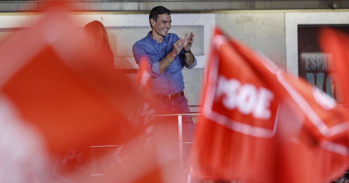 El presidente del Gobierno y líder del PSOE, Pedro Sánchez, saluda a los militantes y simpatizantes socialistas que han acudido a la sede del PSOE, durante el seguimiento de la noche electoral de los comicios generales de este domingo en España.