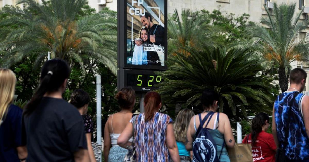 Un termómetro marca 52ºC en una calle de Sevilla el 10 de julio de 2023