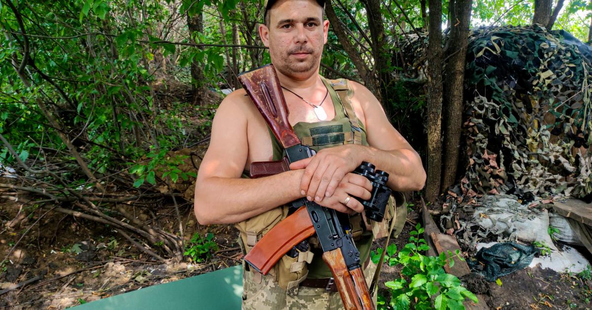 El militar voluntario ucraniano Oleg durante una guardia en una las posiciones ucranianas junto a la frontera con Rusia, en Járkiv.