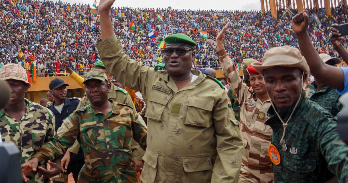 La junta militar de Níger se baña en multitudes en Niamey