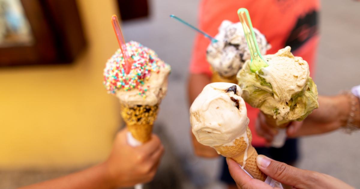 Un grupo de personas sostienen unos helados en una imagen de archivo.