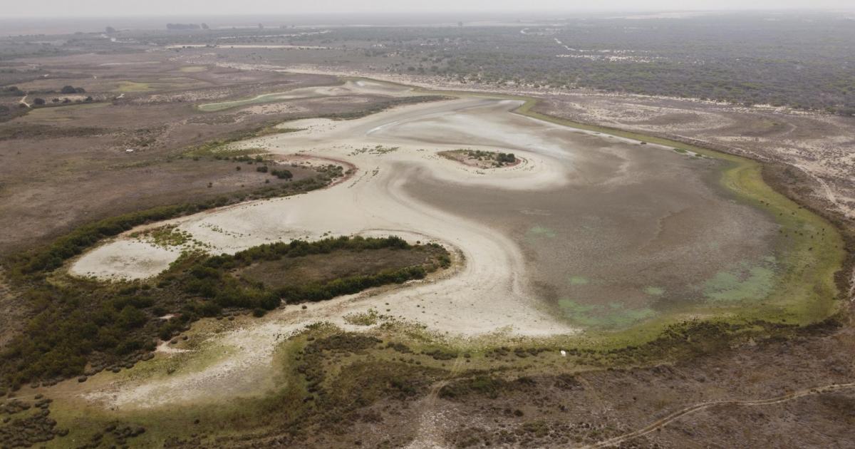Vista aérea de la laguna de Santa Olalla, seca, ayer 9 de agosto de 2023.