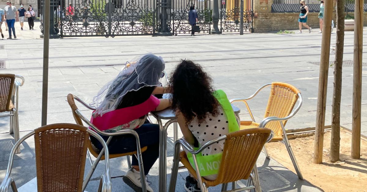 Dos mujeres sentadas en una terraza en Sevilla el pasado 6 de junio de 2023.