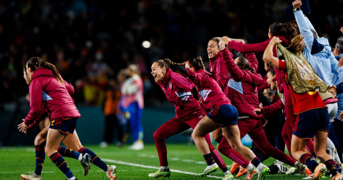 Las jugadoras de la selección saltan al campo para celebrar la victoria que las lleva directamente a la final del Mundial.