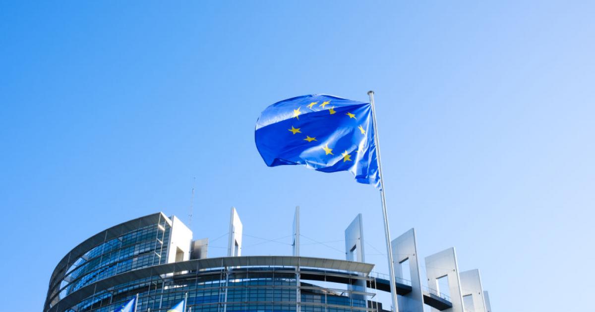 La bandera europea ondea en la sede del Parlamento Europeo de Estrasburgo.
