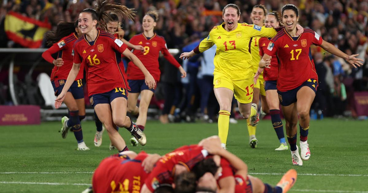 La jugadoras de España celebran su triunfo al acabar el partido.